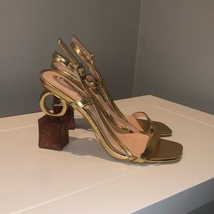 Gold Beautiful heel 👡